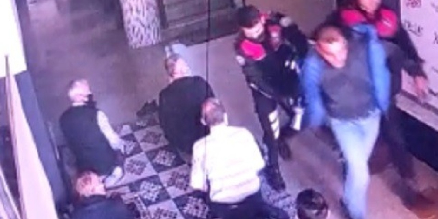 Cemaatin arasına saklanmak isteyen şüpheli böyle yakalandı!