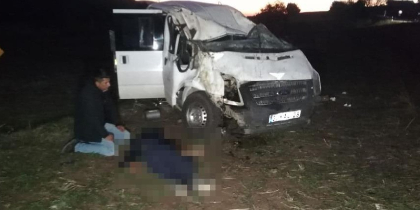 En acı bekleyiş: Ölen gencin başında gözyaşlarına boğuldu