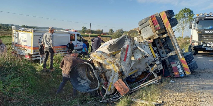 Beton mikseri şarampole yuvarlandı, sürücü zor kurtuldu