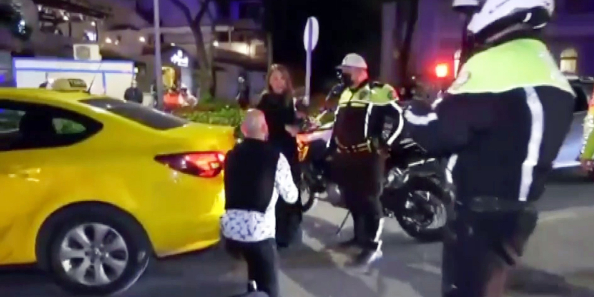 Çılgın aşık! Evlilik teklifi yapmak için kendisini polislere yakalattı