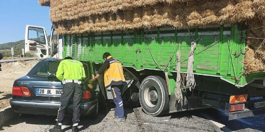 Otomobil, saman yüklü kamyona çarptı: 4 yaralı
