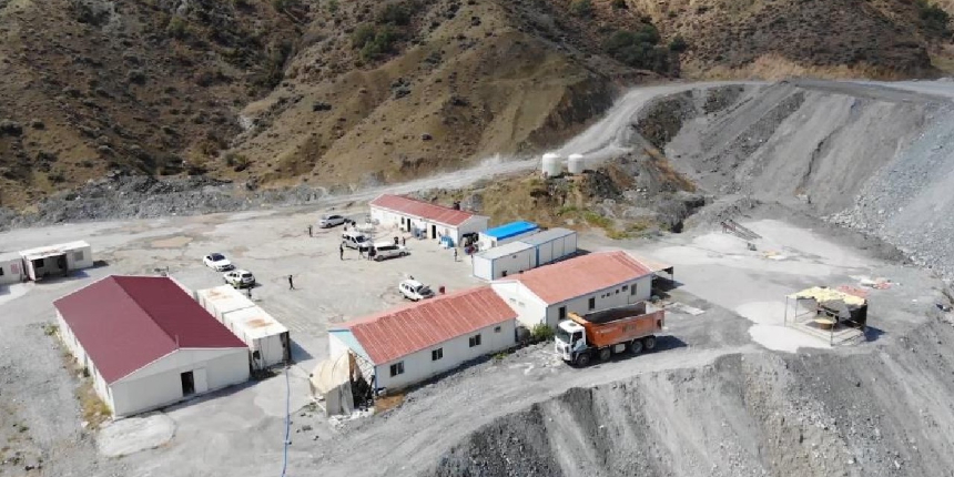 İş makinesi ile duvar arasına sıkıştı, feci şekilde can verdi