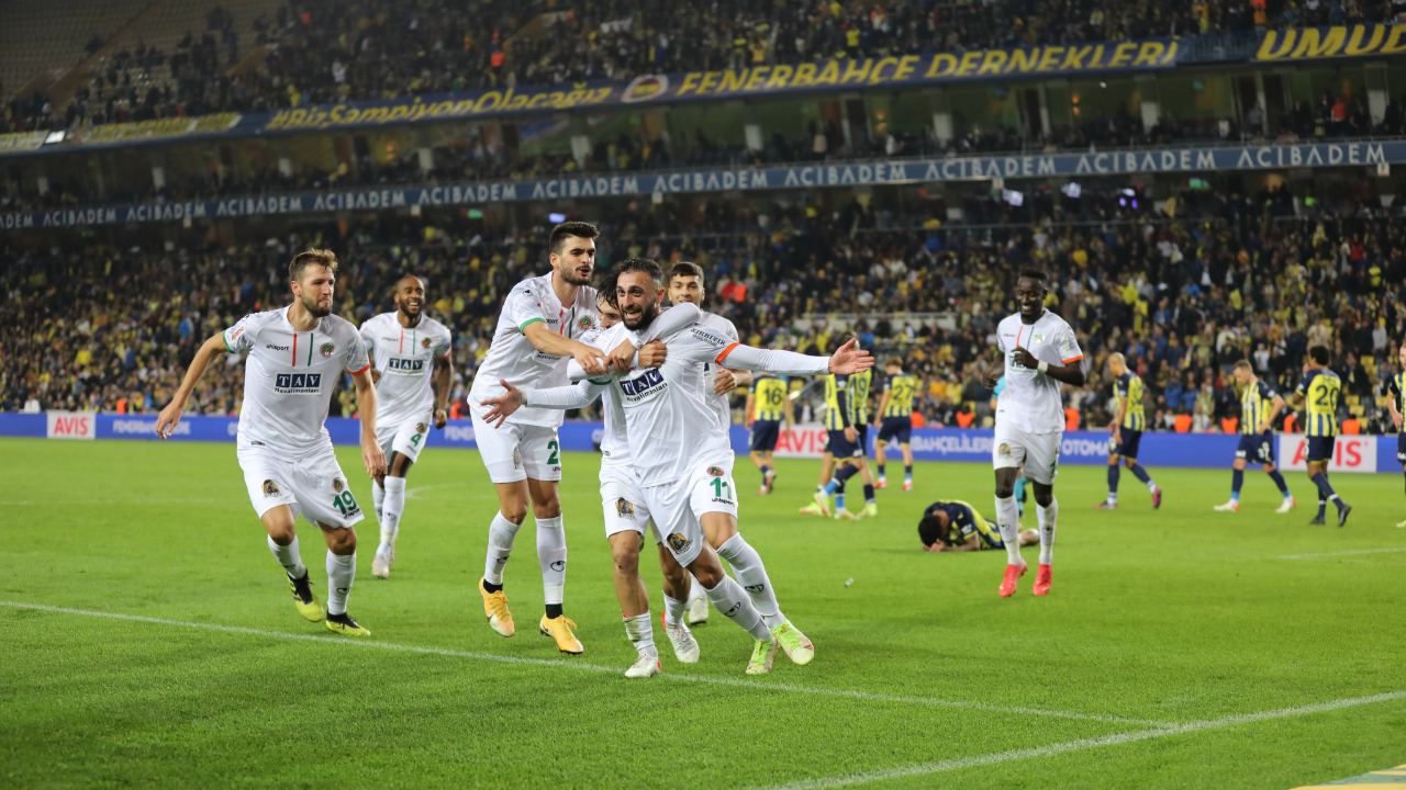 Fenerbahçe'yi yıkan gol 90+3'te geldi... Alanyaspor Kadıköy'de 3 puanı aldı