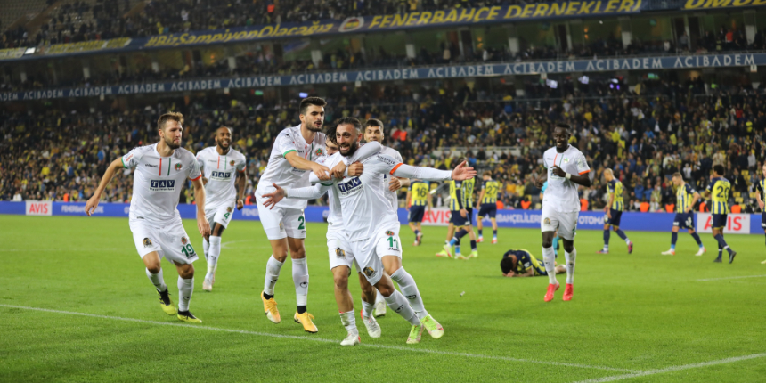 Fenerbahçe'yi yıkan gol 90+3'te geldi... Alanyaspor Kadıköy'de 3 puanı aldı