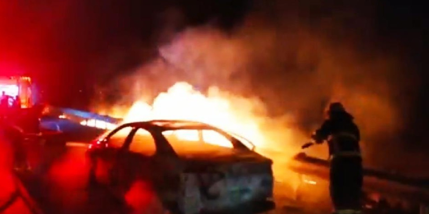 Şanlıurfa'da seyir halindeki otomobil alev topuna döndü