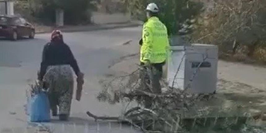 Trafik polisi, yaşlı kadının odun taşımasına yardım etti!