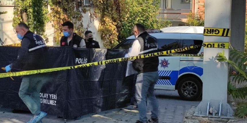 Dengesini kaybederek üst geçitten yere çakıldı!