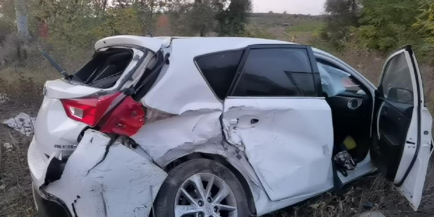 Otomobil kavşağa ters yönden girdi, 4 araç feci şekilde çarpıştı