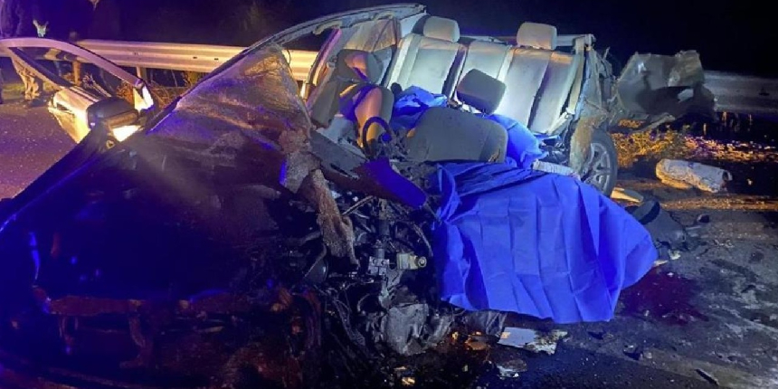 Traktör, kamyon ve otomobilin karıştığı kazada 1’i çocuk 3 kişi hayatını kaybetti