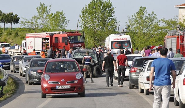 Kocaeli'nde 3 araç birbirine girdi: 2 ölü, 5 yaralı