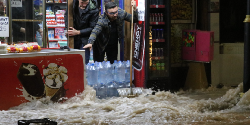 Gece yarısı içme suyu borusu patladı, sokaklar şelaleye döndü