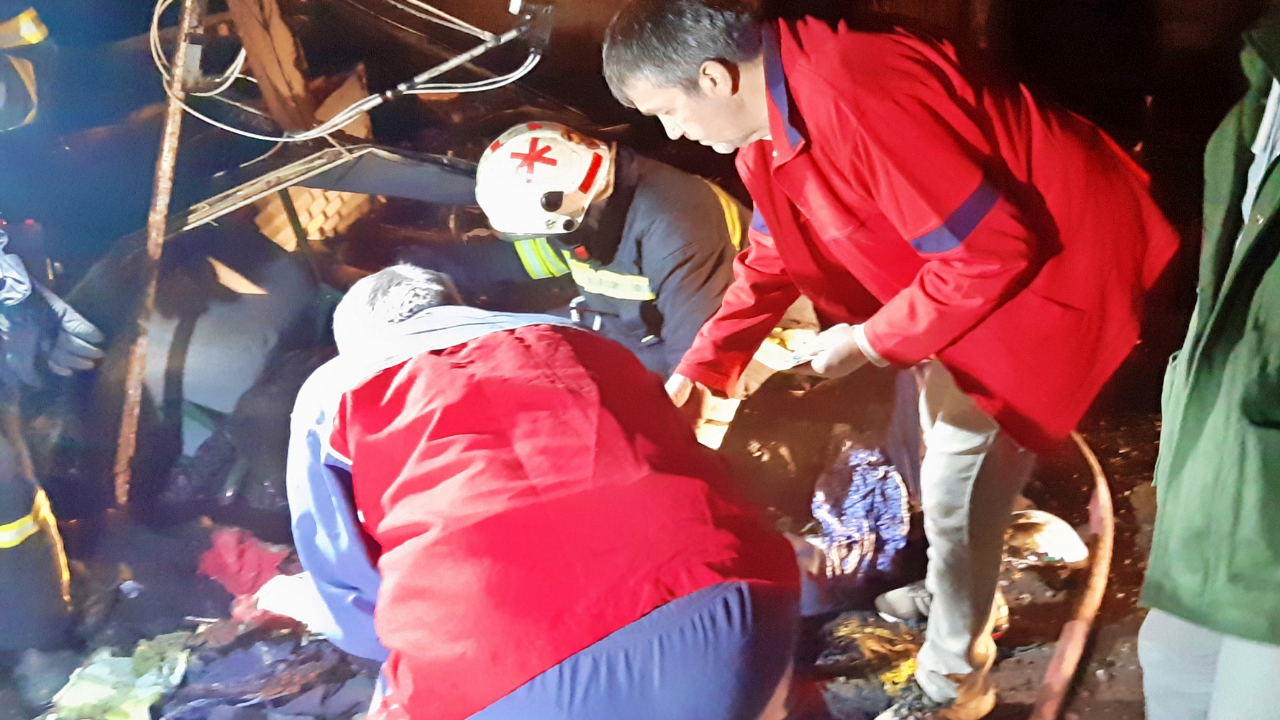 İtfaiye ekipleri küle dönen barakanın enkazında para aradı!