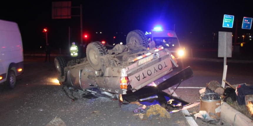 Otomobille çarpışan kamyonet hurdaya döndü: 1 yaralı