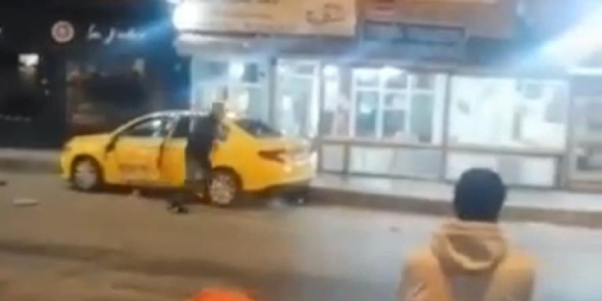 Eski çalıştığı durağın taksisini parçaladı! O anlar kamerada...