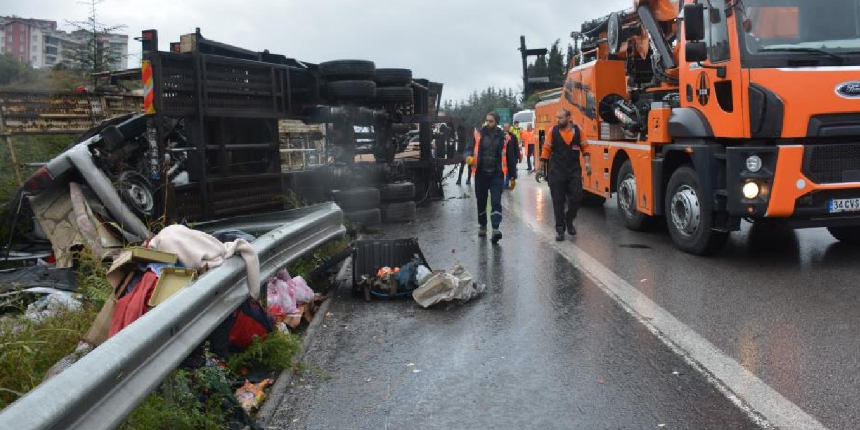 Arızalanan aracı yolcularla birlikte taşıyan çekici TEM'de devrildi