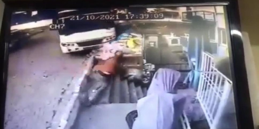 Minibüsün altında kalmaktan son anda kurtuldu