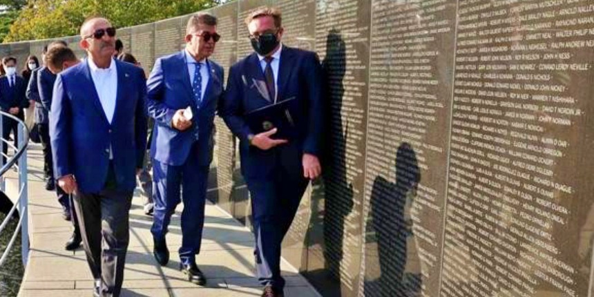 Bakan Çavuşoğlu, Busan'da yatan Kore şehitlerini ziyaret etti