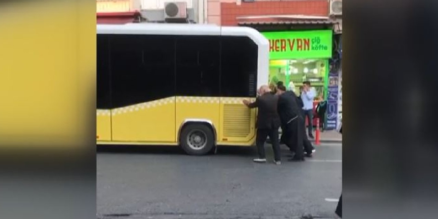Fatih'te arızalanan İETT otobüsünü vatandaşlar 300 metre boyunca itti