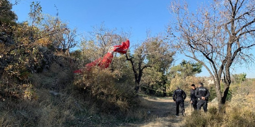 Kayalık alana düşen paraşütçü hayatını kaybetti