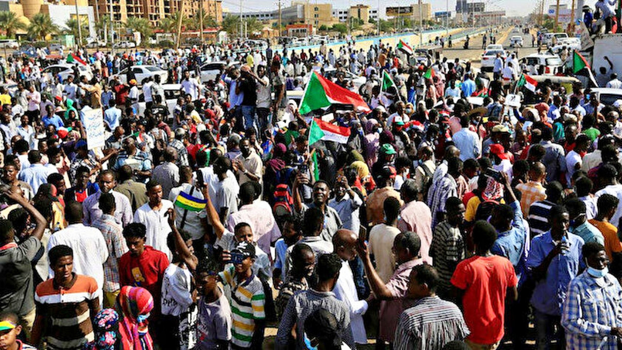 Sudan'da hükümet feshedildi, ülke genelinde OHAL ilan edildi! 'Evde kalın' çağrısı yapılıyor!