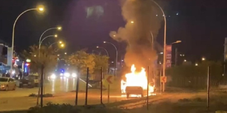 Bursa'da seyir halindeki otomobil alev topuna döndü!