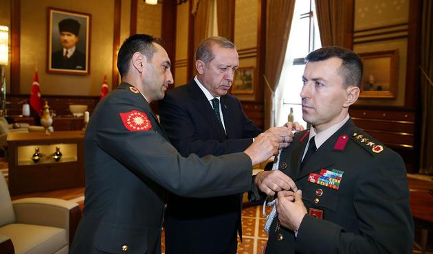 Cumhurbaşkanlığı eski başyaveri albay KHK ile ordudan ihraç edildi
