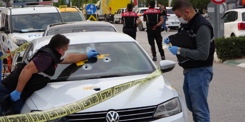 Avukat böyle çıldırdı! Husumetlisinin otomobiline pompalıyla kurşun yağdırdı