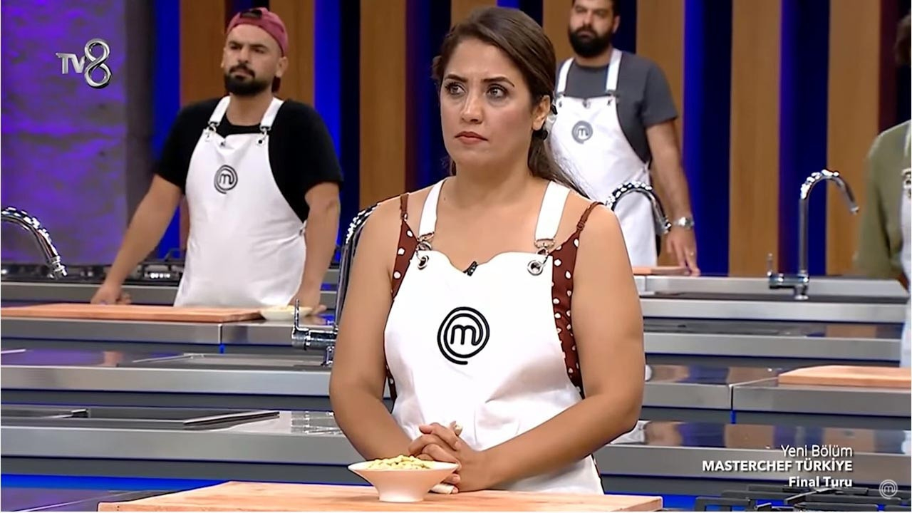 MasterChef Azize mini elbisesiyle şeflere nazire yaptı! Yarışmadaki halini unutun! 35 yaşında ama...
