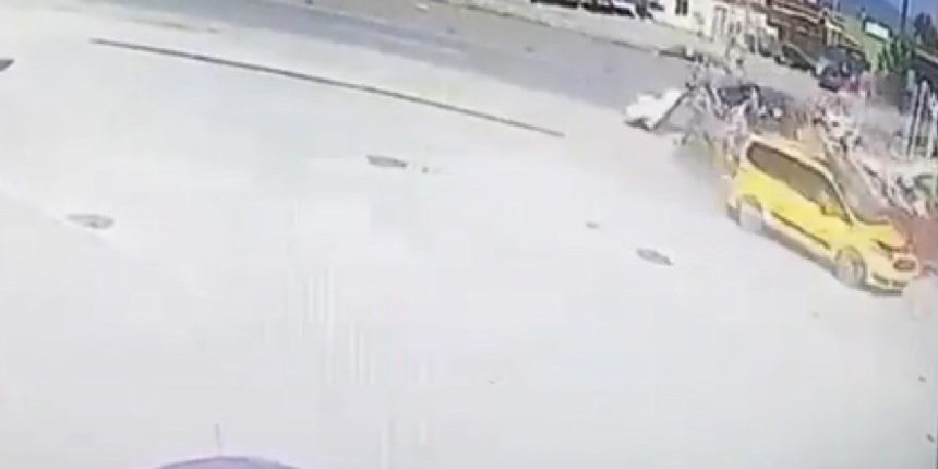 Akaryakıt istasyonunda feci kaza! Hurda aracını biçti: 1 ölü