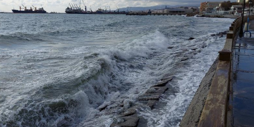 Marmara Denizi'nde ulaşıma poyraz engeli!