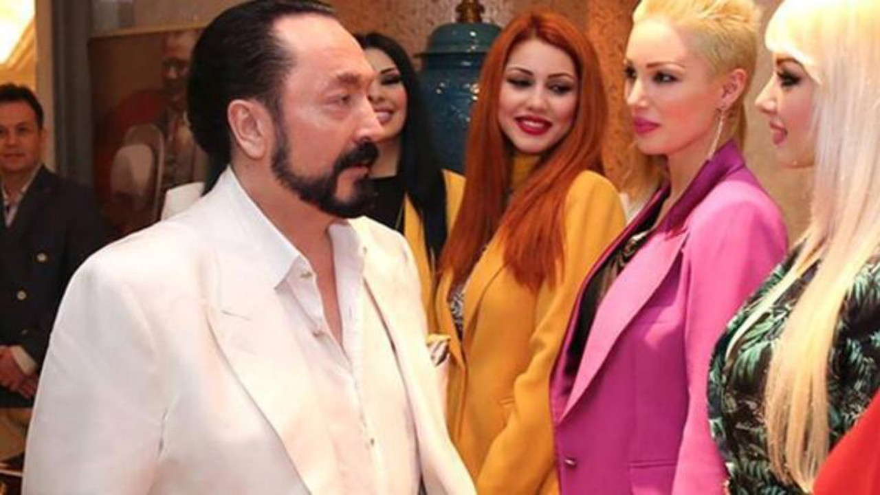 Adnan Oktar cezaevinde imaj değişikliği yaptı! 'Kedicik' son halini "Yine efsane" notuyla paylaştı!