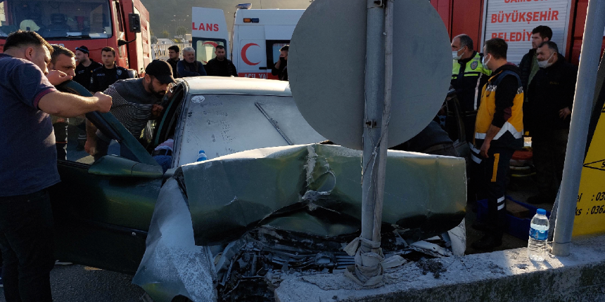 Sürücü beton duvara çarpan aracın içinde sıkıştı!