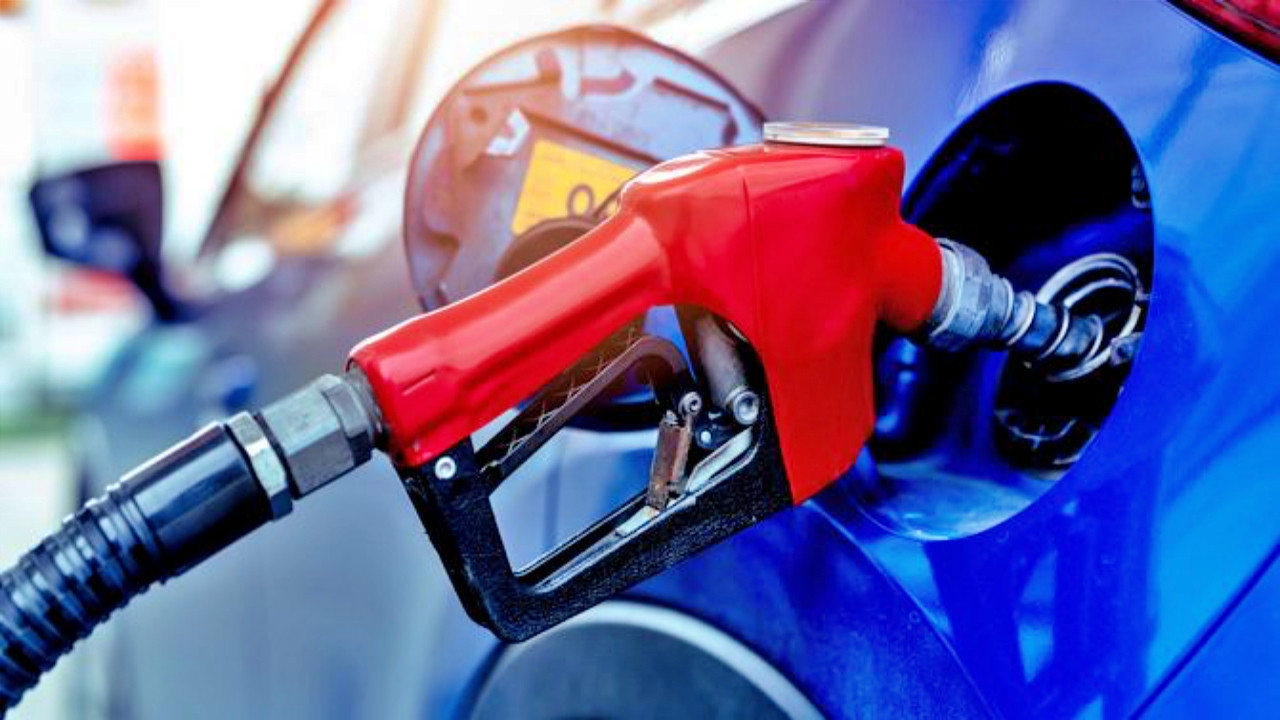 Araç sahiplerine uzun bir aradan sonra sürpriz! Benzine 32 kuruş indirim geldi...