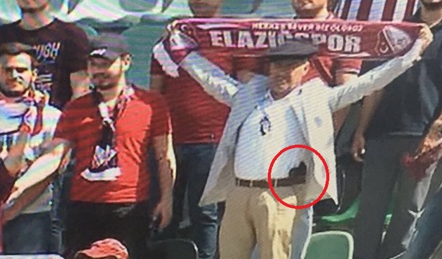 Skandal görüntü! Belinde silahla tribünde...