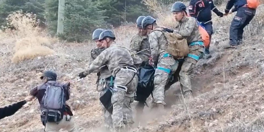 Dağlık alanda cesedi bulundu, komandoların yardımıyla indirildi!