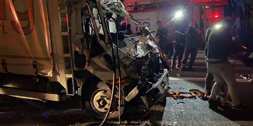 TEM’de un yüklü kamyona çarpan kamyonet bu hale geldi