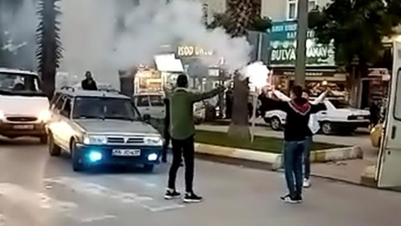 Asker uğurlaması sırasında yolun ortasında oyun oynayan gençlere ceza yağdı