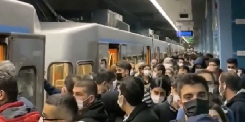 Bağcılar'da metro bozuldu! Yolcular tünel içinde yürümek zorunda kaldı