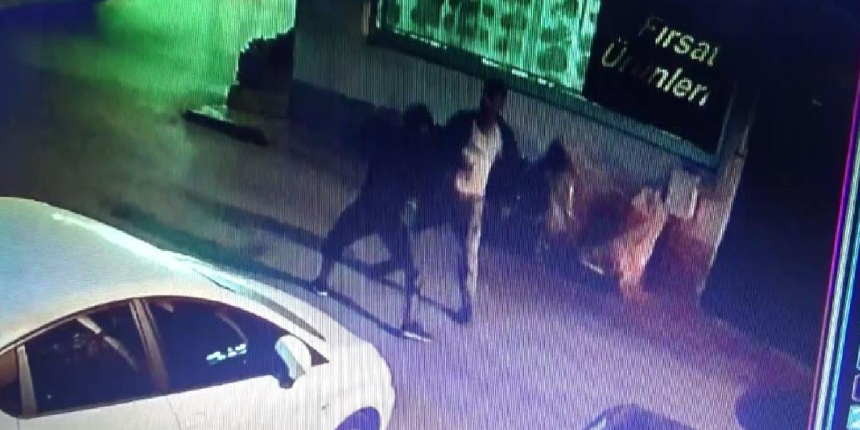 Yabancı uyruklu gençlerin bıçaklı kavgası güvenlik kamerasında!