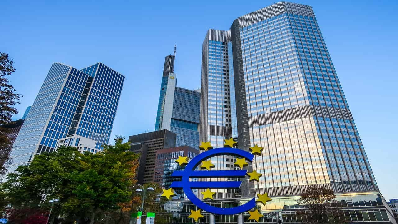 Faiz oranlarını sabit tutan Avrupa Merkez Bankası, enflasyonun gelecek yıl düşmesini öngörüyor