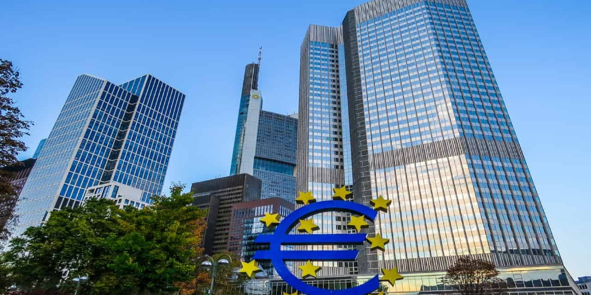 Faiz oranlarını sabit tutan Avrupa Merkez Bankası, enflasyonun gelecek yıl düşmesini öngörüyor