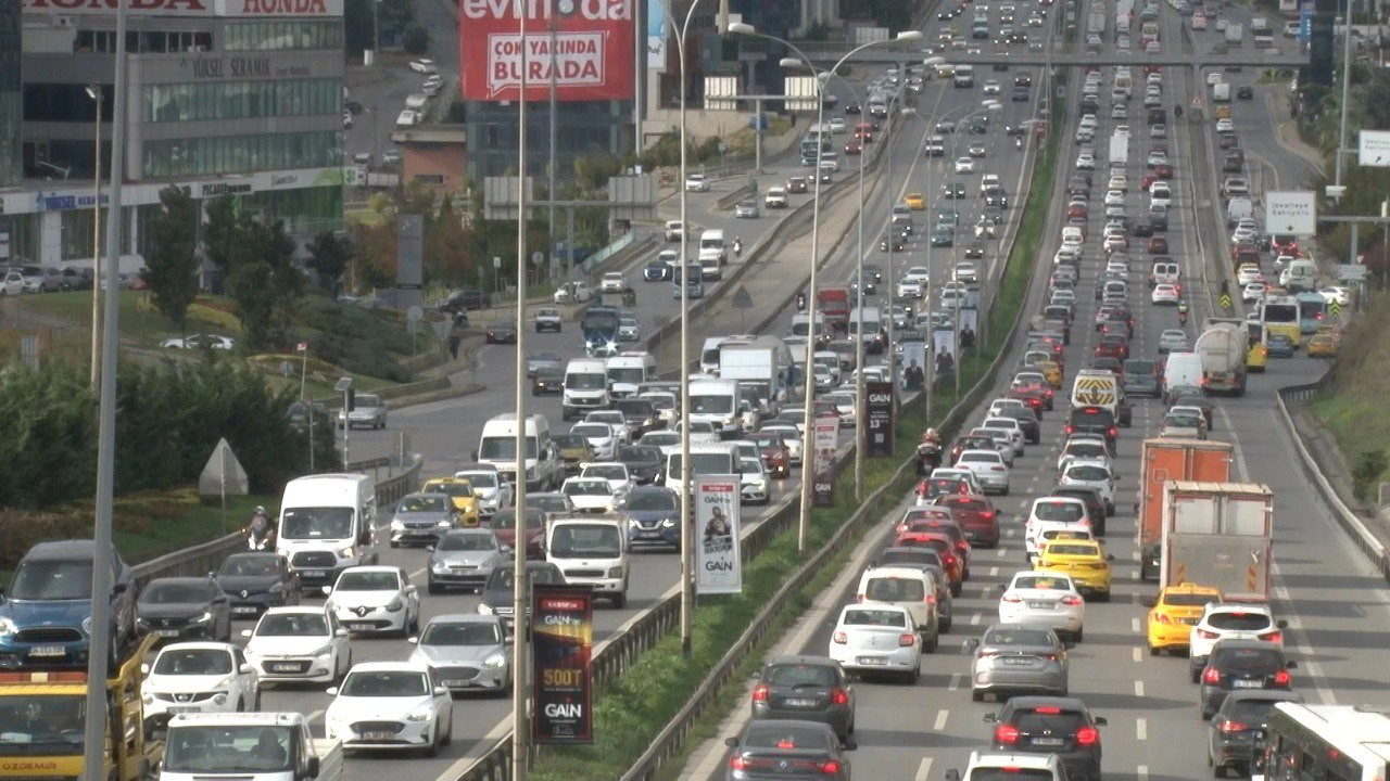 İstanbul'da Cumhuriyet Bayramı öncesi trafik kilitledi