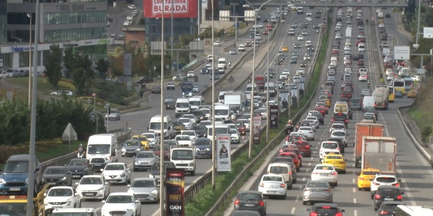 İstanbul'da Cumhuriyet Bayramı öncesi trafik kilitledi