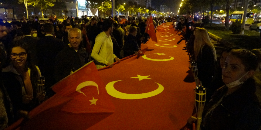 160 metrelik Türk bayrağı açıldı, fener alayı Diyarbakır halayı ile devam etti