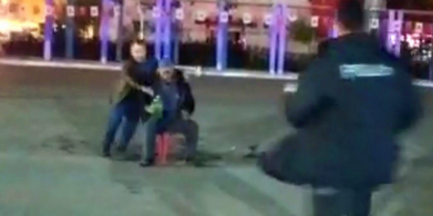 Polis, canını hiçe sayarak kendini yakmak isteyen kişiye müdahale etti