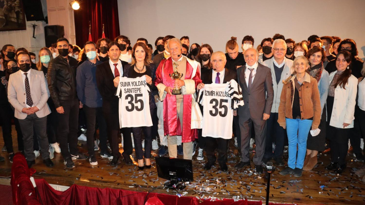 Mustafa Denizli, İzmir Kız Lisesi tarafından "Tüm zamanların rol modeli" seçildi