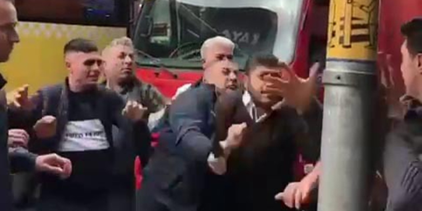 İETT şoförü ile kamyonet sürücüsü tekme tokat birbirine girdi