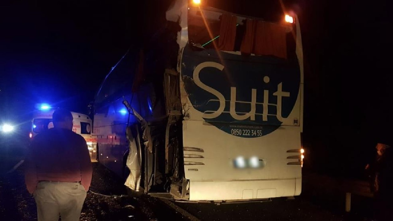 Tuğla yüklü tır, yolcu otobüsüne arkadan çarptı!