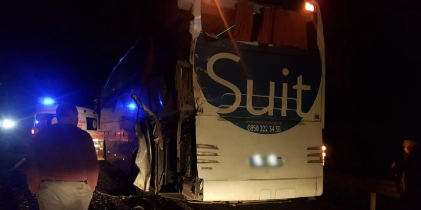 Tuğla yüklü tır, yolcu otobüsüne arkadan çarptı!
