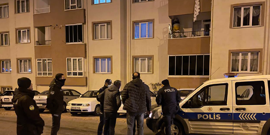 Koca dayağından kaçtı, balkondan sarkıttığı çarşaftan kayıp yere çakıldı